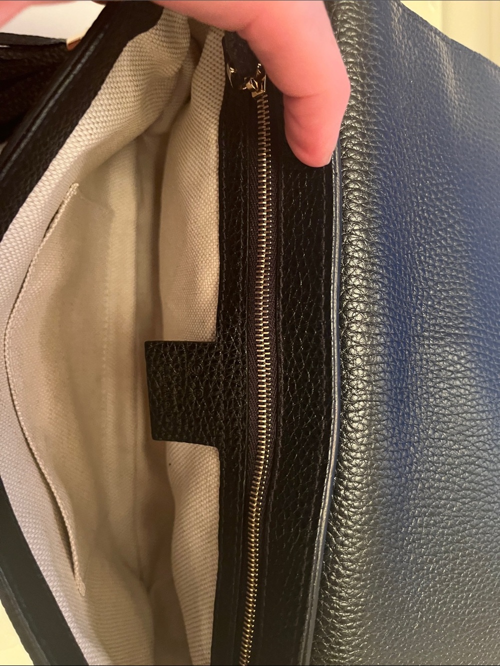 Authentic Gucci Black Pebbled Leather Crossbody with Tassel and Chain - Picture 4 of 7